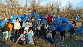 Pitching in to keep Pioneers Greenway clean
